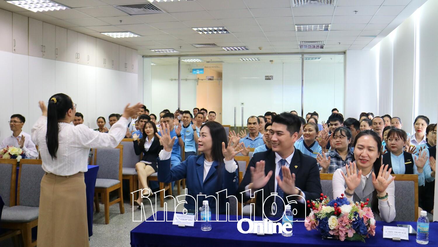 Chương trình Người dân Khánh Hòa nói tiếng Anh: Khai giảng Câu lạc bộ tiếng Anh dành cho nhân viên khách sạn