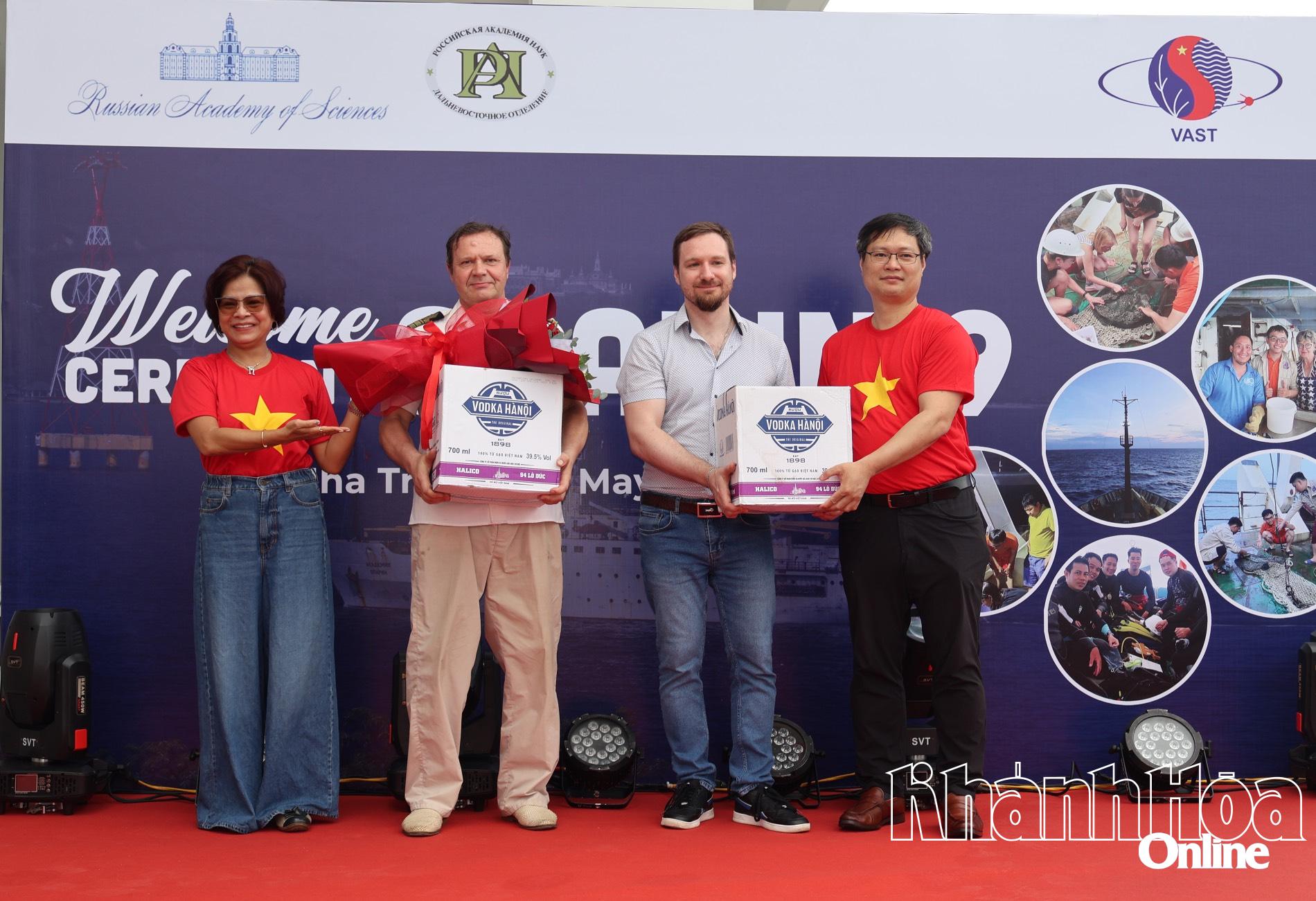 Đón tàu Viện sĩ Oparin đến Nha Trang để nghiên cứu biển