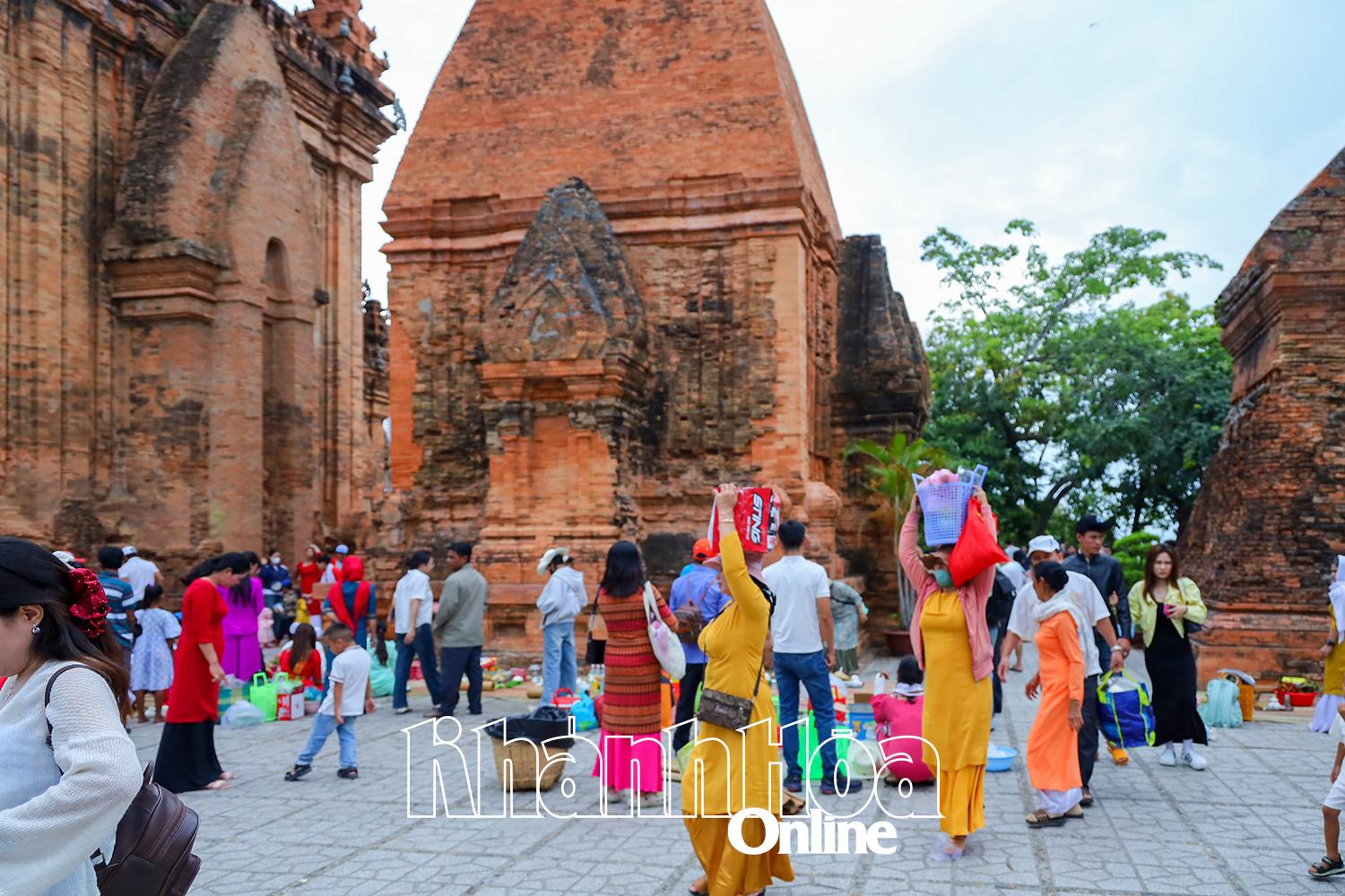 Đồng bào Chăm tổ chức lễ Rija tại Khu di tích quốc gia đặc biệt Tháp Bà Pô Nagar