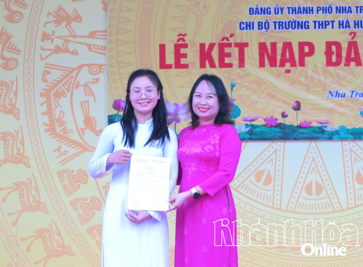 Chi bộ Trường THPT Hà Huy Tập: Kết nạp đảng viên cho một học sinh