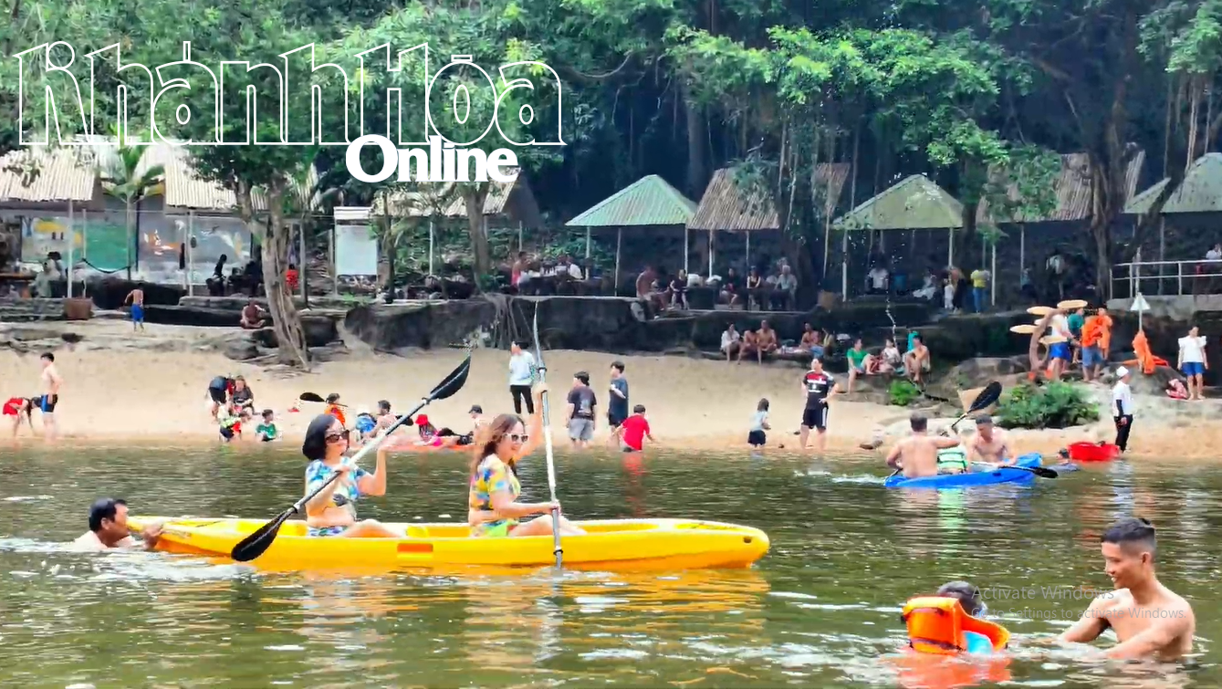 Du lịch dã ngoại, tắm suối hút khách dịp lễ 30-4 và 1-5