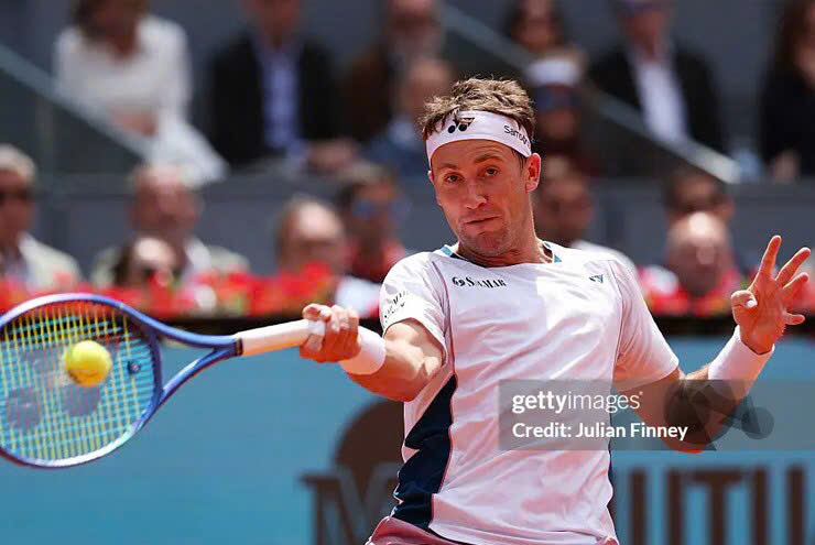 Madrid Open: “Ông vua sân cứng" Medvedev dừng bước