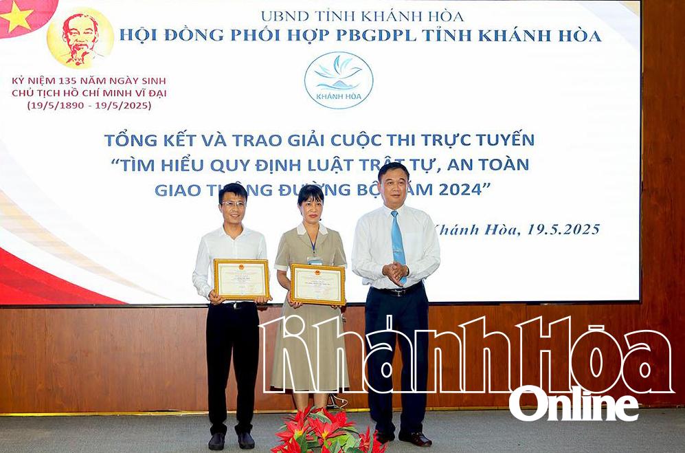 Trao giải cuộc thi trực tuyến tìm hiểu pháp luật về trật tự, an toàn giao thông