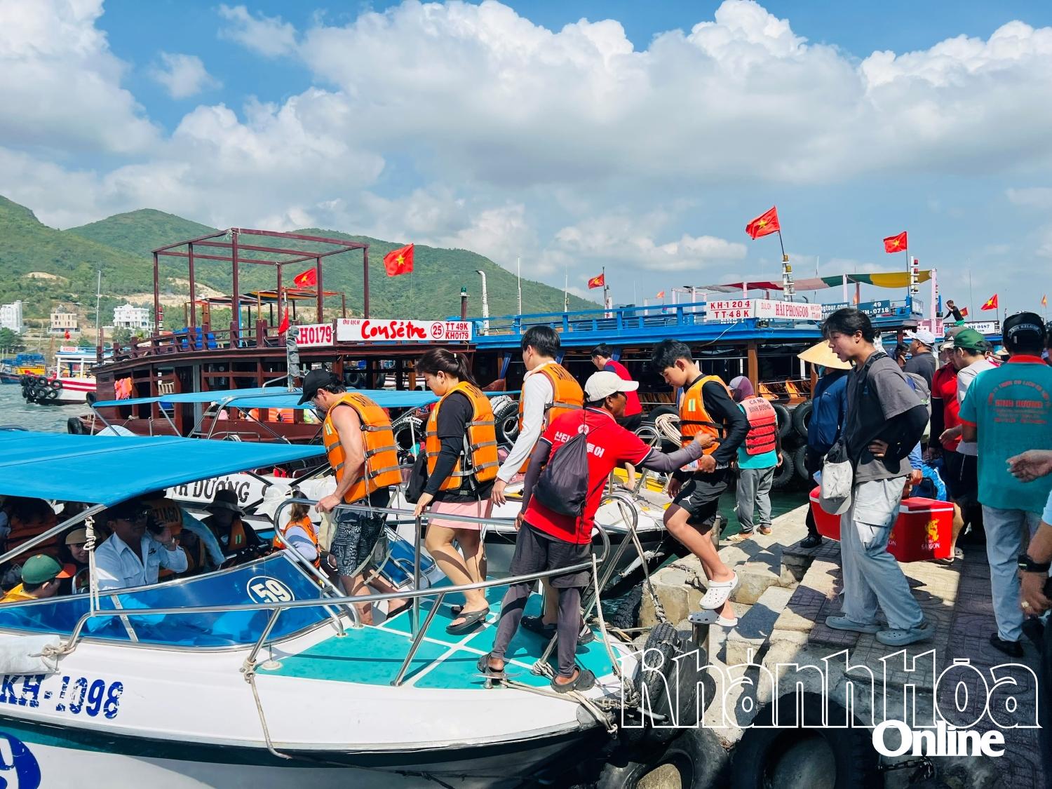 Khách đổ về Nha Trang đi tour biển đảo