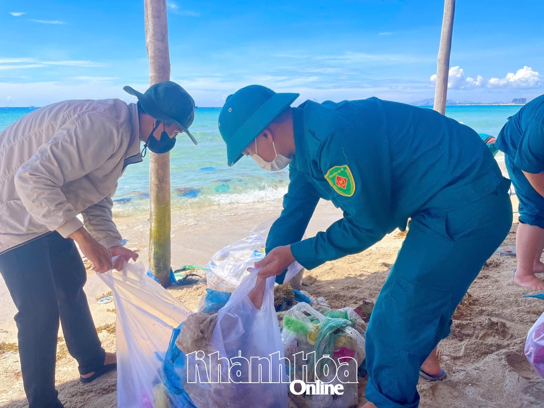 Thu gom hơn 70kg rác trôi dạt vào bãi biển Bãi Dài