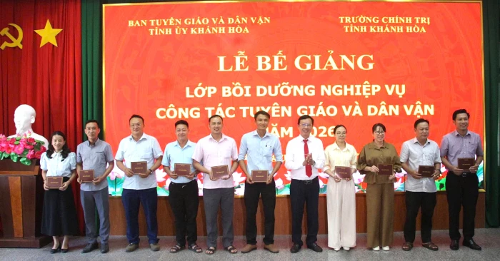 Bế giảng lớp bồi dưỡng nghiệp vụ công tác tuyên giáo và dân vận