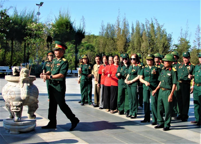 Đoàn cựu chiến binh Hải Phòng dâng hương tại Khu tưởng niệm chiến sĩ Gạc Ma
