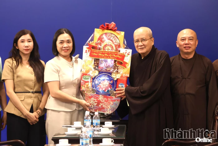 Thăm, tặng quà các cơ sở, chức sắc Phật giáo nhân dịp Lễ Phật đản - Phật lịch 2570