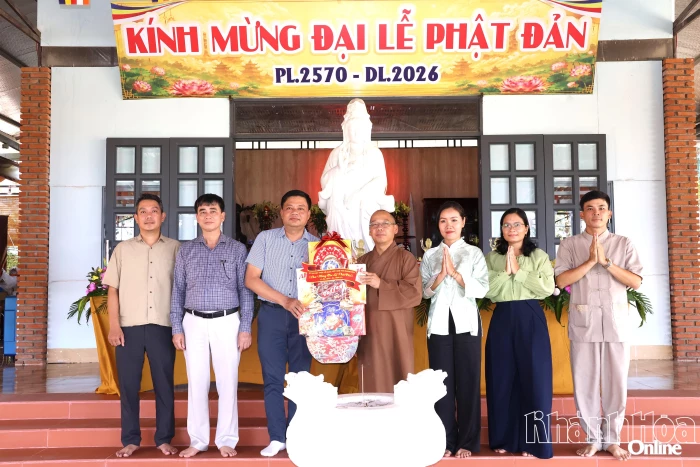 Thăm, tặng quà các cơ sở, chức sắc Phật giáo
