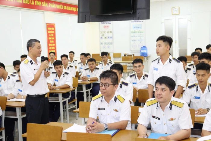 Truyền thụ kinh nghiệm huấn luyện, sẵn sàng chiến đấu cho cán bộ, giảng viên, học viên hải quân