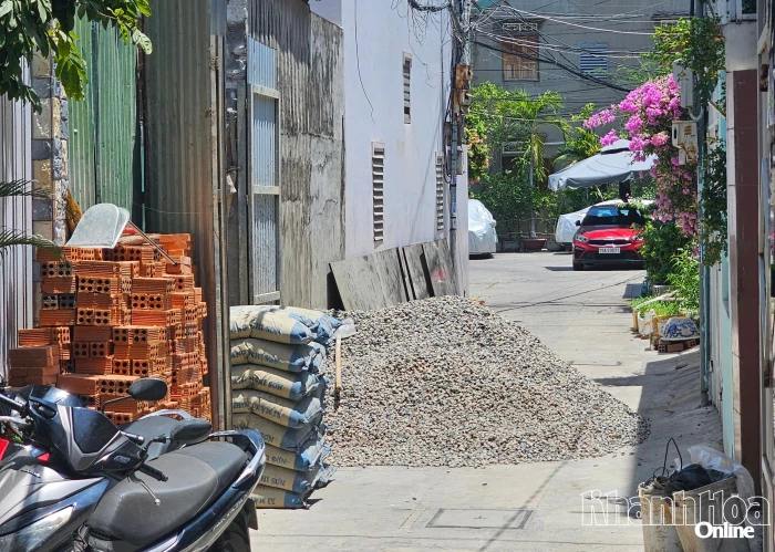 Phường Nha Trang yêu cầu hộ dân không tập kết vật tư, vật liệu chiếm dụng lòng đường