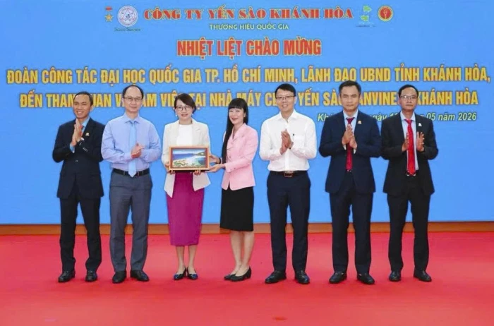 Đoàn công tác Đại học Quốc gia TP. Hồ Chí Minh thăm, làm việc tại Công ty Yến sào Khánh Hòa