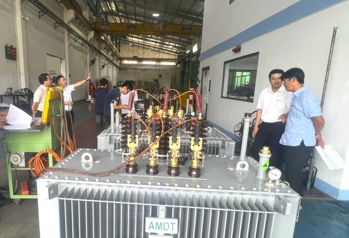 Công ty Cổ phần Điện lực Khánh Hòa kiểm định chất lượng máy biến áp phục vụ cấp điện mùa cao điểm