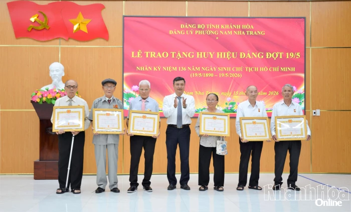 Đảng ủy phường Nam Nha Trang trao tặng Huy hiệu Đảng đợt 19-5