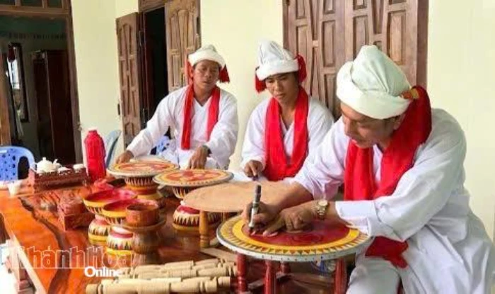 Giữ nghề mâm gỗ Chăm