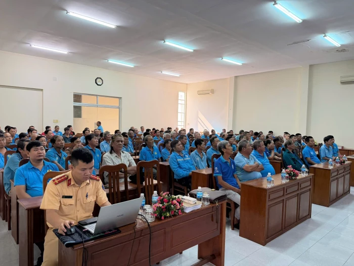 Công an Khánh Hòa tuyên truyền pháp luật giao thông cho hơn 200 tài xế xích lô