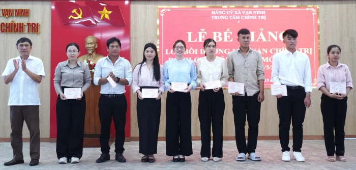 Xã Vạn Ninh bế giảng lớp bồi dưỡng lý luận chính trị dành cho đảng viên mới