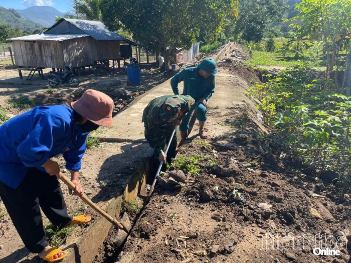 Đoàn viên, thanh niên xã Bác Ái Tây ra quân nạo vét kênh mương nội đồng