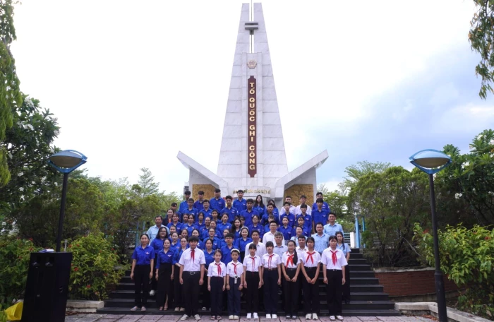 Đoàn xã Vạn Ninh dâng hoa, dâng hương kỷ niệm 136 năm Ngày sinh Chủ tịch Hồ Chí Minh
