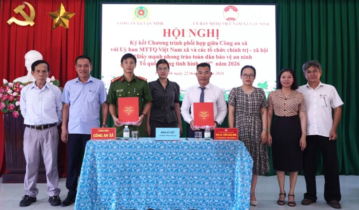 Công an xã Vạn Ninh ký kết phối hợp đẩy mạnh phong trào Toàn dân bảo vệ an ninh Tổ quốc