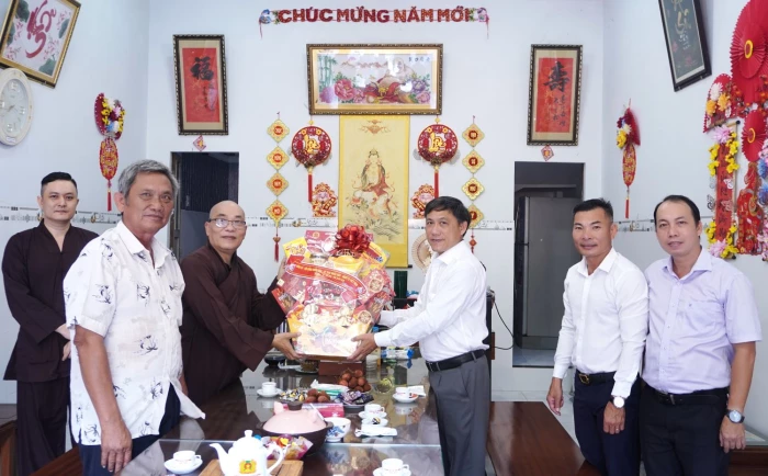 Lãnh đạo xã Vạn Ninh thăm, chúc mừng các cơ sở Phật giáo