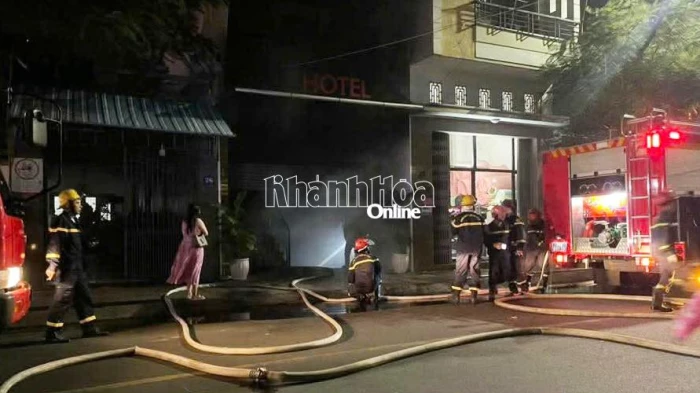 Một khách sạn bị hỏa hoạn lúc rạng sáng