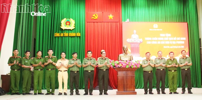 Tặng 100 tượng chân dung Chủ tịch Hồ Chí Minh cho công an các đơn vị, địa phương