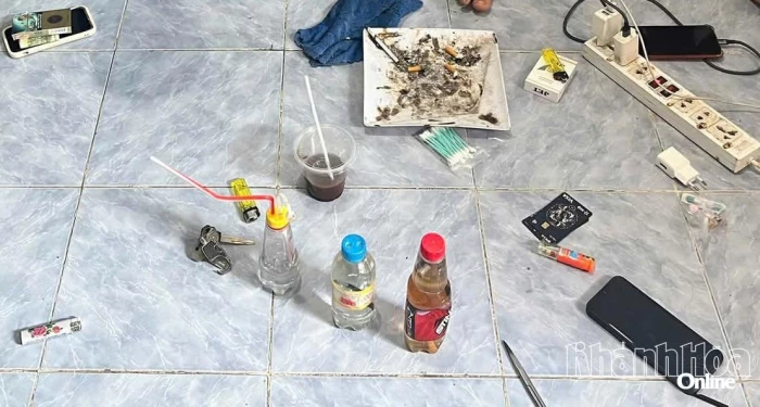 Đang “đập đá” trong phòng trọ thì bị bắt