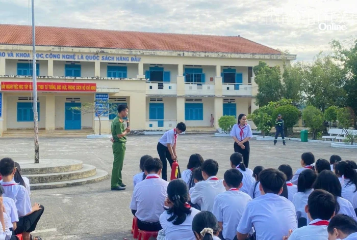 Hơn 450 giáo viên, học sinh trải nghiệm kỹ năng phòng cháy, chữa cháy
