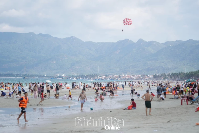 Biển Dốc Lết thu hút đông du khách dịp lễ 30-4 và 1-5