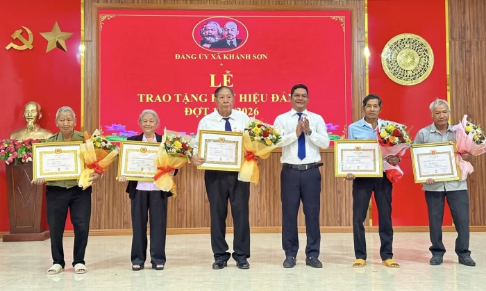 Đảng ủy xã Khánh Sơn trao Huy hiệu Đảng cho 5 đảng viên