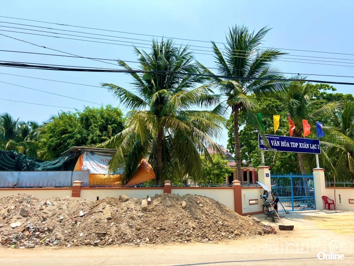 Đã dọn dẹp xà bần trước cổng nhà văn hóa