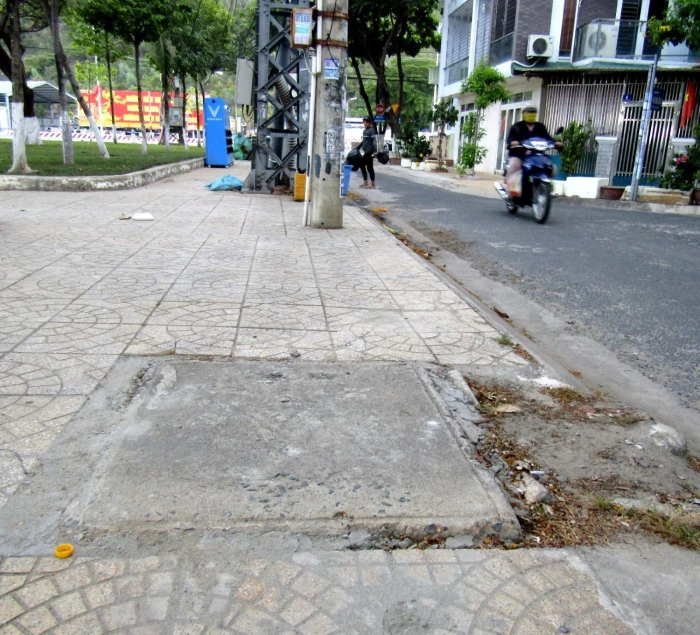 Hố ga bị sập nắp đậy trên vỉa hè đường Trần Tế Xương - phường Nam Nha Trang đã được khắc phục