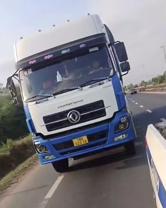 Không chấp hành hiệu lệnh, chạy xe lạng lách, tài xế xe tải bị phạt 64 triệu đồng