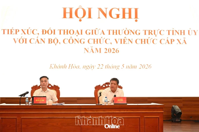 Thường trực Tỉnh ủy Khánh Hòa tiếp xúc, đối thoại với cán bộ, công chức, viên chức cấp xã