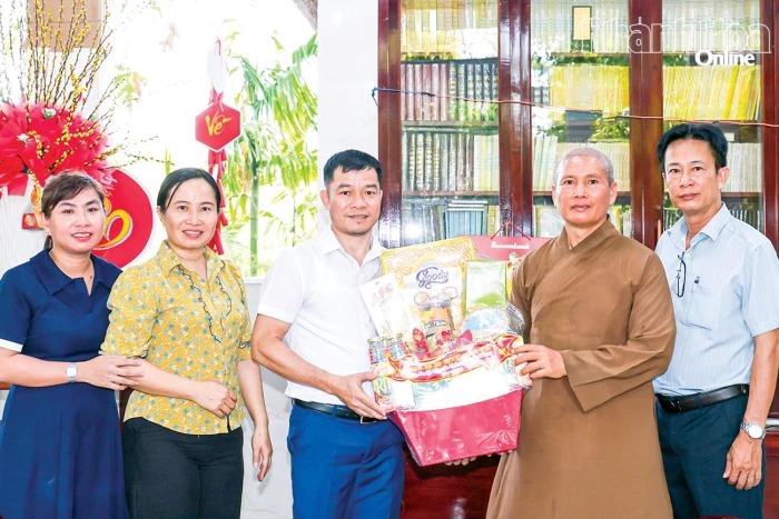 Lãnh đạo xã Bắc Ninh Hòa thăm, tặng quà các cơ sở, chức sắc Phật giáo