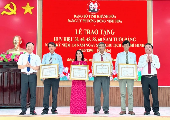 Đảng ủy phường Đông Ninh Hòa trao Huy hiệu Đảng đợt 19-5 cho 12 đảng viên