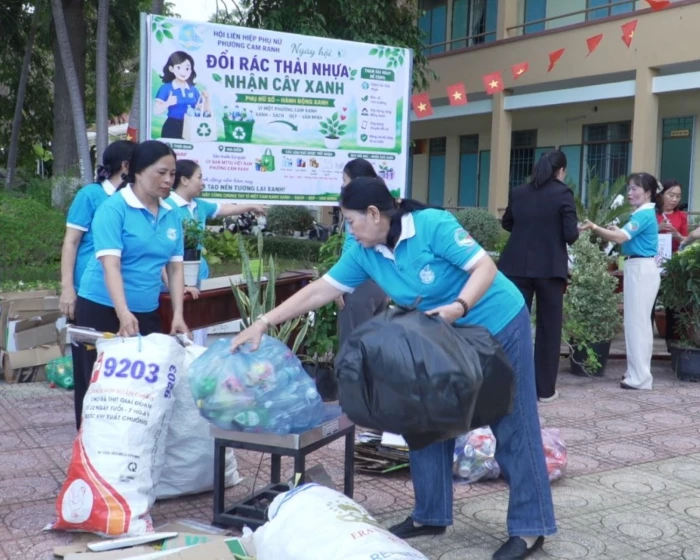 Ngày hội “Đổi rác thải nhựa - Nhận cây xanh” tại phường Cam Ranh