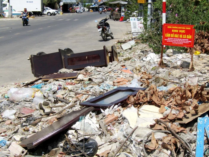 Cấm nhưng vẫn đổ rác