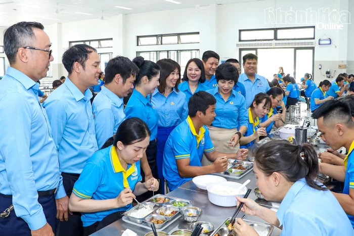 Ấm áp những “Bữa cơm công đoàn”