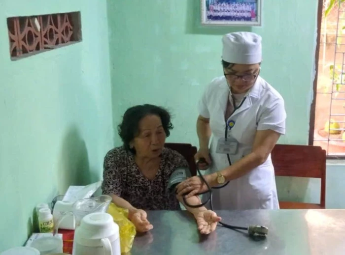 Phường Cam Ranh tổ chức khám bệnh tại nhà cho người cao tuổi