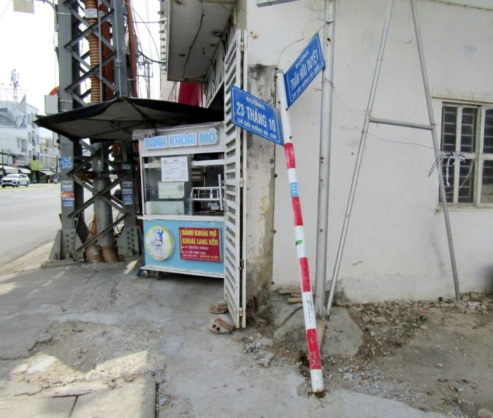 Cần dựng lại trụ biển báo tên đường