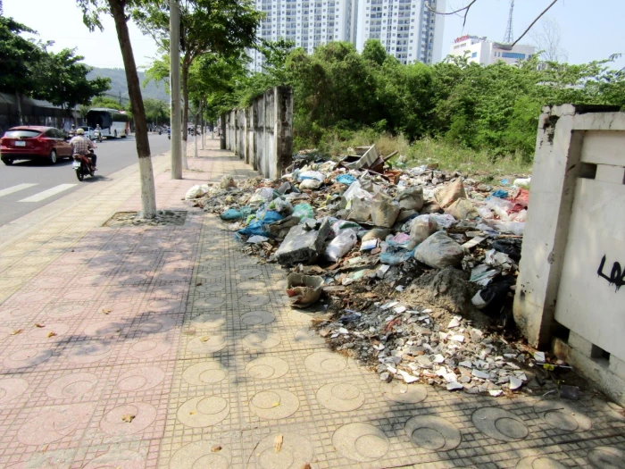 Đổ xà bần, rác thải bừa bãi
