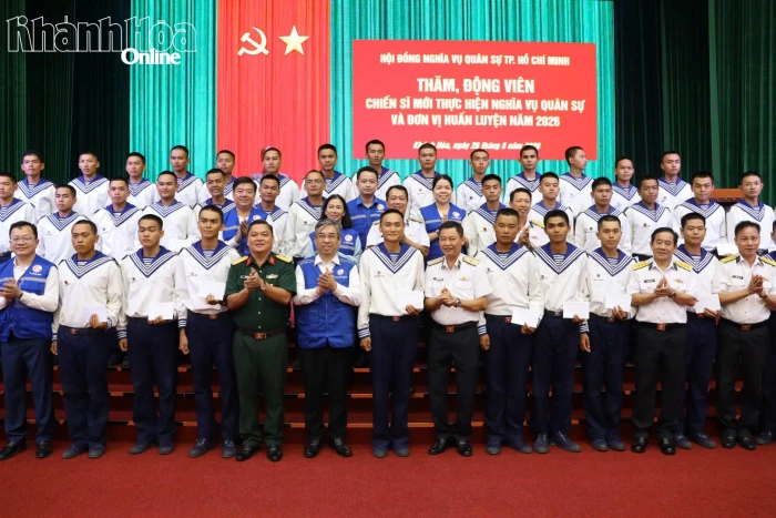 Đồng chí Nguyễn Phước Lộc - Ủy viên Trung ương Đảng, Phó Bí thư Thành ủy, Chủ tịch Ủy ban MTTQ Việt Nam TP. Hồ Chí Minh thăm, động viên chiến sĩ mới tại Lữ đoàn 957