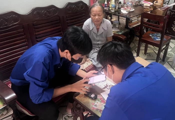 Phường Cam Ranh đẩy mạnh cài đặt ứng dụng KhanhHoa-S