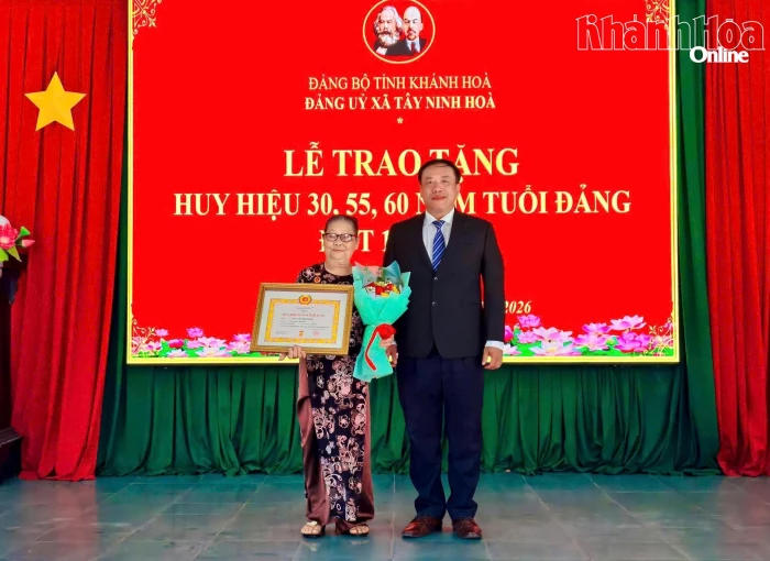 Đảng ủy xã Tây Ninh Hòa trao Huy hiệu Đảng đợt 19-5 cho 3 đảng viên