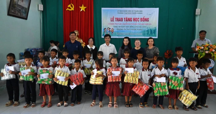 Trao 100 suất học bổng cho học sinh Trường Tiểu học và THCS Phước Kháng