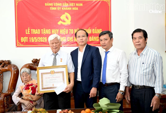 Phó Bí thư Tỉnh ủy Nguyễn Khắc Hà trao tặng Huy hiệu 70 năm tuổi Đảng cho đảng viên
