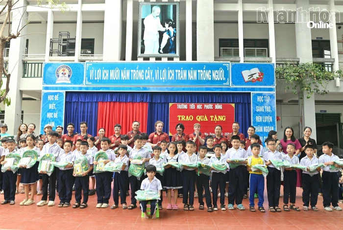 Câu lạc bộ Mô tô thể thao H-D TP. Hồ Chí Minh tặng 200 suất quà cho học sinh Trường Tiểu học Phước Đồng