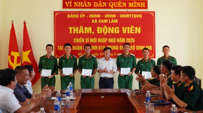Xã Cam Lâm thăm, động viên chiến sĩ mới